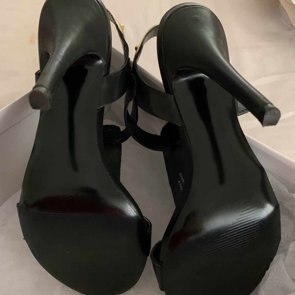 USED Steve Madden Reya Black and Gold T-Strap Dress Sandals